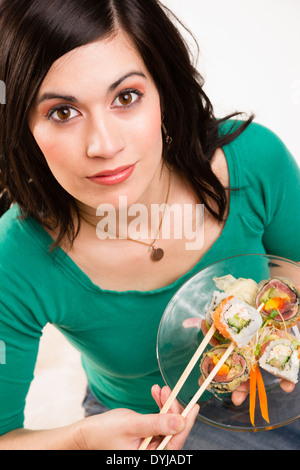 Adorabili donna gode di piccole cibo crudo pesce snack Foto Stock