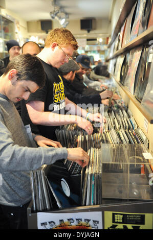 Berwick Street, Londra, Regno Unito. Il 19 aprile 2014. Navigando per il vinile in un archivio di record su Berwick Street sul record Store Day a Londra. Credito: Matteo Chattle/Alamy Live News Foto Stock