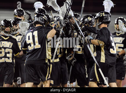 Hamilton, New York, Stati Uniti d'America. Xviii Apr, 2014. Aprile 18, 2014: Esercito cavalieri neri giocatori celebrare seguendo uno degli uomini del NCAA Lacrosse gioco tra esercito cavalieri neri e il Colgate predatori a Andy Kerr Stadium di Hamilton, New York. L'esercito ha vinto il gioco 8-7. Ricca Barnes/CSM/Alamy Live News Foto Stock