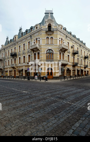 Edificio ristrutturato in gru Aghmashenebeli o David il Costruttore Avenue nel vecchio quartiere di Tbilisi capitale della Repubblica di Georgia Foto Stock