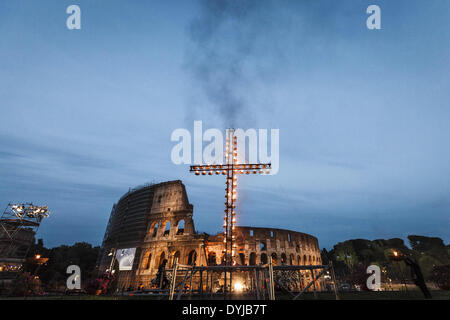 Aprile 18, 2014 - Roma, Italia '"" 18 aprile 2014: una croce è alleggerire prima di iniziare la Via Crucis) processione aux flambeaux celebrata davanti al Colosseo, il Venerdì Santo in Roma, Venerdì 18 Aprile, 2014. La "Via Crucis" (Via della Croce o le stazioni della croce) fa parte della tradizione della Pasqua nei paesi cattolici. Esso ha luogo il Venerdì Santo e che commemora la passione e morte di Gesù Cristo attraverso la lettura delle preghiere lungo un percorso di 14 stazioni. Le stazioni si riferiscono tutti a differenti stadi di Gesù nell' ultimo viaggio verso il Golgota. A Roma, il tradizionale Foto Stock