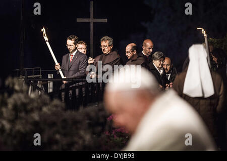 Aprile 18, 2014 - Roma, Italia '"" 18 aprile 2014: i fedeli in attesa della Croce durante una stazione durante la Via Crucis) processione aux flambeaux celebrata dal Papa Francesco davanti al Colosseo, il Venerdì Santo in Roma, Venerdì 18 Aprile, 2014. La "Via Crucis" (Via della Croce o le stazioni della croce) fa parte della tradizione della Pasqua nei paesi cattolici. Esso ha luogo il Venerdì Santo e che commemora la passione e morte di Gesù Cristo attraverso la lettura delle preghiere lungo un percorso di 14 stazioni. Le stazioni si riferiscono tutti a differenti stadi di Gesù nell' ultimo viaggio verso il Golgota. Foto Stock