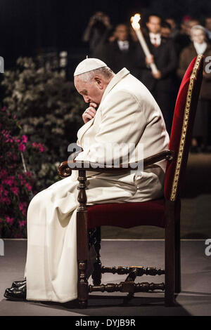 Aprile 18, 2014 - Roma, Italia '"" 18 aprile 2014: Papa Francesco conduce la Via Crucis) processione aux flambeaux celebrata davanti al Colosseo, il Venerdì Santo in Roma, Venerdì 18 Aprile, 2014. La "Via Crucis" (Via della Croce o le stazioni della croce) fa parte della tradizione della Pasqua nei paesi cattolici. Esso ha luogo il Venerdì Santo e che commemora la passione e morte di Gesù Cristo attraverso la lettura delle preghiere lungo un percorso di 14 stazioni. Le stazioni si riferiscono tutti a differenti stadi di Gesù nell' ultimo viaggio verso il Golgota. A Roma, la tradizionale Via Crucis prende pla Foto Stock