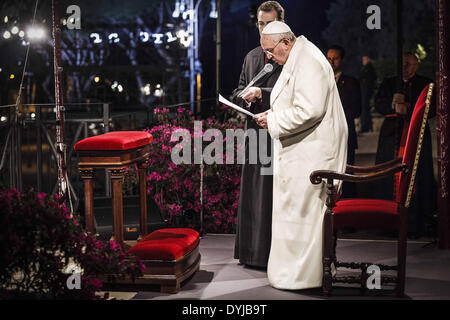 Aprile 18, 2014 - Roma, Italia '"" 18 aprile 2014: Papa Francesco conduce la Via Crucis) processione aux flambeaux celebrata davanti al Colosseo, il Venerdì Santo in Roma, Venerdì 18 Aprile, 2014. La "Via Crucis" (Via della Croce o le stazioni della croce) fa parte della tradizione della Pasqua nei paesi cattolici. Esso ha luogo il Venerdì Santo e che commemora la passione e morte di Gesù Cristo attraverso la lettura delle preghiere lungo un percorso di 14 stazioni. Le stazioni si riferiscono tutti a differenti stadi di Gesù nell' ultimo viaggio verso il Golgota. A Roma, la tradizionale Via Crucis prende pla Foto Stock