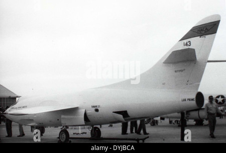 Il Douglas D-558-2 Skyrocket era un aereo da ricerca a razzo utilizzato dalla Marina degli Stati Uniti e dalla NASA per esplorare i confini del volo supersonico. Ha svolto un ruolo chiave nello sviluppo della tecnologia dell'aviazione ad alta velocità. Foto Stock