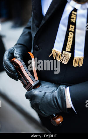 Palermo, Italia. Xviii Apr, 2014. Palermo (Sicilia), 18 apr. 2014 - Un uomo utilizzando uno strumento che fa rumore ed è utilizzato per avviare e arrestare la processione. Centinaia di processioni avvengono in tutta Italia Meridionale durante la pasqua settimana santa. © Guglielmo Mangiapane/NurPhoto/ZUMAPRESS.com/Alamy Live News Foto Stock