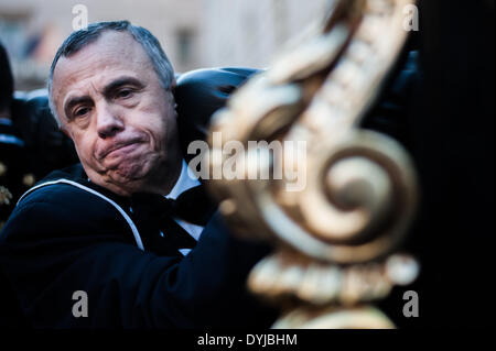 Palermo, Italia. Xviii Apr, 2014. Palermo (Sicilia), 18 apr. 2014 - un devoto che porta il galleggiante contenente la statua di Gesù Cristo durante la processione a Palermo. Centinaia di processioni avvengono in tutta Italia Meridionale durante la pasqua settimana santa. © Guglielmo Mangiapane/NurPhoto/ZUMAPRESS.com/Alamy Live News Foto Stock