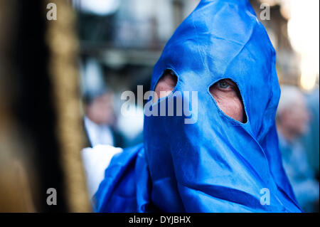 Palermo, Italia. Xviii Apr, 2014. Palermo (Sicilia), 18 apr. 2014 - incappucciati penitente prende parte a una processione di Palermo durante la settimana santa. Centinaia di processioni avvengono in tutta Italia Meridionale durante la pasqua settimana santa. © Guglielmo Mangiapane/NurPhoto/ZUMAPRESS.com/Alamy Live News Foto Stock