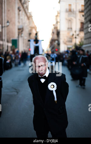 Palermo, Italia. Xviii Apr, 2014. Palermo (Sicilia), 18 apr. 2014 : un devoto è guardando la processione passando per le strade di Palermo. Centinaia di processioni avvengono in tutta Italia Meridionale durante la pasqua settimana santa. © Guglielmo Mangiapane/NurPhoto/ZUMAPRESS.com/Alamy Live News Foto Stock