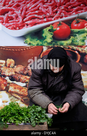 Anziani stallholder georgiano nel mercato di Kutaisi città capitale della regione occidentale di Imereti nella Repubblica di Georgia Foto Stock