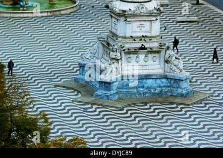 Tipico Portoghese (ciottoli calcada) modello di onda in piazza Rossio ((Praca Dom Pedro 1V) Lisbona Portogallo Europa occidentale Foto Stock