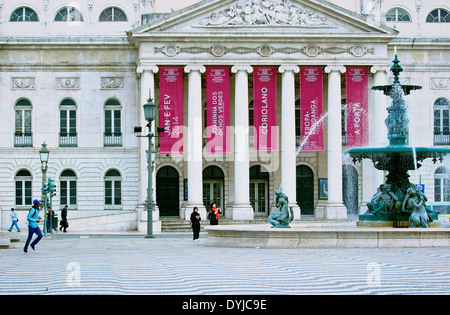 Il neoclassico Teatro Nacional Dona Mara ll del Portogallo teatro nazionale Piazza Rossio (Praca Dom Pedro 1V) lisbona Europa Foto Stock