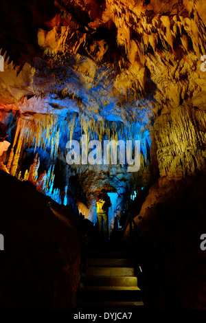 Illuminazione colorata illuminazione di stalattiti dentro la metropolitana Kumistavi grotta, conosciuta anche come la grotta di Prometeo, vicino alla città di Tskaltubo nella regione di Imereti della Repubblica di Georgia Foto Stock