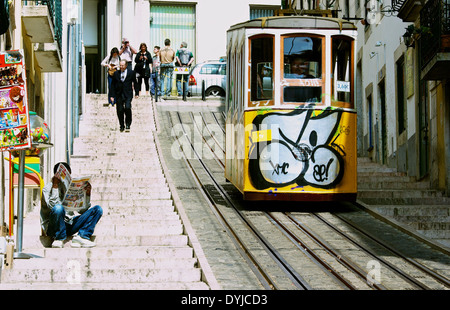 Elevador da Bica tram funicolare che scende attraverso il vivace quartiere di Bica Lisbona Portogallo Europa Foto Stock