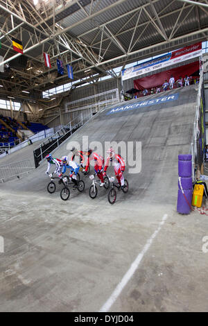 Manchester, Regno Unito. Il 18 aprile 2014. Uomini Elite qualifica eseguire 2 scaldare 16 UCI BMX Supercross World Credit: Simon Balson/Alamy Live News Foto Stock