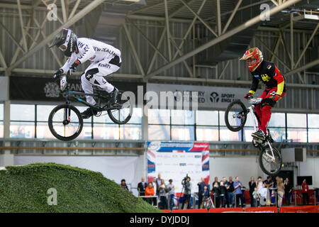 Manchester, Regno Unito. Il 18 aprile 2014. Kurt PICKARD P 154, Maik BAIER P 689, Uomini Elite qualifica eseguire 1 Riscaldare 9 UCI BMX Supercross World Cup Manchester nazionale del Centro di ciclismo Inghilterra, UK Credit: Simon Balson/Alamy Live News Foto Stock