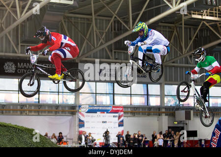 Manchester, Regno Unito. Il 18 aprile 2014. Tore NAVRESTAD 198, Remi RICCARDI P 321, Roberto CRISTOFOLI P 133, Uomini Elite qualifica eseguire 1 calore 10 UCI BMX Supercross World Cup Manchester nazionale del Centro di ciclismo Inghilterra, UK Credit: Simon Balson/Alamy Live News Foto Stock