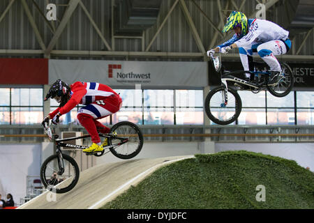 Manchester, Regno Unito. Il 18 aprile 2014. Tore NAVRESTAD 198, Remi RICCARDI P 321, Uomini Elite qualifica eseguire 1 calore 10 UCI BMX Supercross World Cup Manchester nazionale del Centro di ciclismo Inghilterra, UK Credit: Simon Balson/Alamy Live News Foto Stock