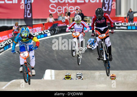 Manchester, Regno Unito. Il 18 aprile 2014. Elke VANHOOF P 91, Felicia STANCIL P 23, Natalia SUVOROVA P 41, Elite donne qualifica eseguire 1 calore 4 UCI BMX Supercross World Cup Manchester nazionale del Centro di ciclismo Inghilterra, UK Credit: Simon Balson/Alamy Live News Foto Stock