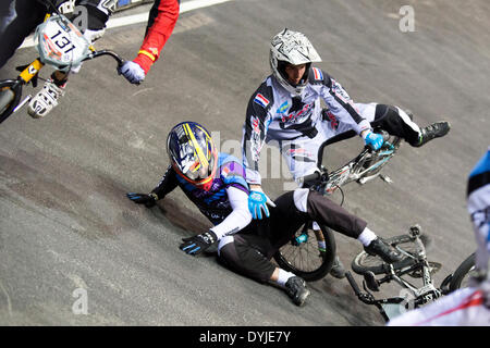 Manchester, Regno Unito. Il 18 aprile 2014. Dion VRIENS (Bici 197), Julien LUKIE (Bici 616) collidere al Uomini Elite qualifica eseguire 3 scaldare 17 UCI BMX Supercross World Cup Manchester nazionale del Centro di ciclismo Inghilterra, UK Credit: Simon Balson/Alamy Live News Foto Stock