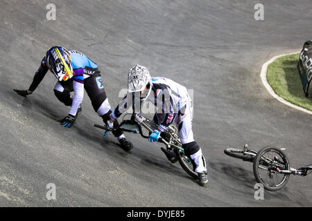 Manchester, Regno Unito. Il 18 aprile 2014. Dion VRIENS (Bici 197), Julien LUKIE (Bici 616) collidere al Uomini Elite qualifica eseguire 3 scaldare 17 UCI BMX Supercross World Cup Manchester nazionale del Centro di ciclismo Inghilterra, UK Credit: Simon Balson/Alamy Live News Foto Stock