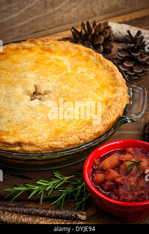 Tradizionali a base di carne di maiale Tourtiere pie con Apple e cranberry chutney di Quebec, Canada. Foto Stock