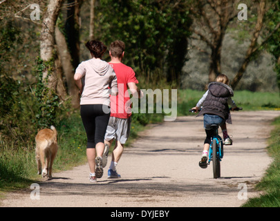 La famiglia mantenendo montare insieme sul sentiero del cammello tra St Albans e Bodmin, Cornwall, Regno Unito Foto Stock