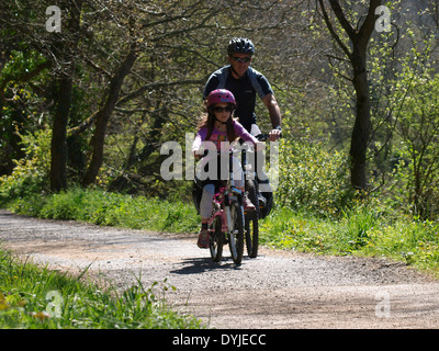 Padre e figlia in bicicletta il Camel trail tra St Albans e Bodmin, Cornwall, Regno Unito Foto Stock
