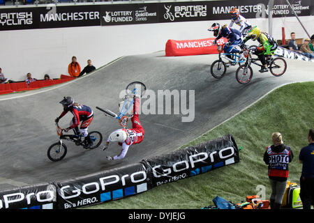 Manchester, Regno Unito. Il 18 aprile 2014. Simone CHRISTENSEN (bike 210) schiantarsi in Donne Elite qualifica eseguire 3 scaldare 4 UCI BMX Supercross World Cup Manchester nazionale del Centro di ciclismo Inghilterra, UK Credit: Simon Balson/Alamy Live News Foto Stock