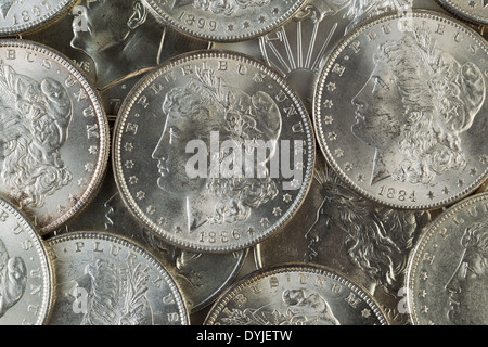 Closeup foto orizzontale di diversi Stati Uniti dollari d'argento, facce fino, impilate Foto Stock