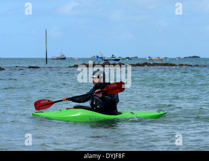 Uomo in kayak di mare Foto Stock