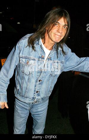 Aprile 17, 2014 - AC/DC chitarrista Malcolm Young sta prendendo una pausa dalla banda di concentrarsi sulla sua salute. Un annuncio detto il 61-anno-vecchio è in "cattiva salute." Il Rock and Roll Hall of Famers detto "si continuerà a fare musica', nonostante le dicerie sono sull'orlo del pensionamento. Nella foto: Marzo 16, 2003 - New York New York, Stati Uniti - Malcolm Young di AC/DC out in New York. (Credito Immagine: © Rick Mackler/Globe foto/ZUMAPRESS.com) Foto Stock