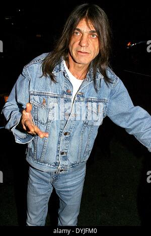 Aprile 17, 2014 - AC/DC chitarrista Malcolm Young sta prendendo una pausa dalla banda di concentrarsi sulla sua salute. Un annuncio detto il 61-anno-vecchio è in "cattiva salute." Il Rock and Roll Hall of Famers detto "si continuerà a fare musica', nonostante le dicerie sono sull'orlo del pensionamento. Nella foto: Marzo 16, 2003 - New York New York, Stati Uniti - Malcolm Young di AC/DC out in New York. (Credito Immagine: © Rick Mackler/Globe foto/ZUMAPRESS.com) Foto Stock