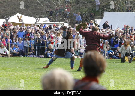 Dublino, Irlanda. Il 19 aprile 2014. Due reenactors vestito da guerriero irlandese e Viking lotta uomo contro l'uomo. I mille anni di anniversario della battaglia di Clontarf tra l'Alto Re Irlandese Brian Boru e una forza di coalizione dai regni di Dublino, il Leinster e i vichinghi è stato celebrato con un fine settimana di reenactments, che ha visto la partecipazione di circa 40.000 visitatori. Credito: Michael Debets/Alamy Live News Foto Stock