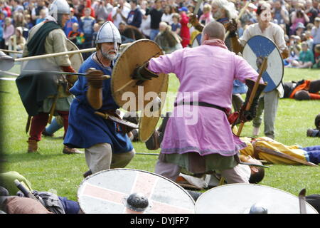 Dublino, Irlanda. Il 19 aprile 2014. Due reenactors vestito da guerriero irlandese e Viking lotta uomo contro l'uomo. I mille anni di anniversario della battaglia di Clontarf tra l'Alto Re Irlandese Brian Boru e una forza di coalizione dai regni di Dublino, il Leinster e i vichinghi è stato celebrato con un fine settimana di reenactments, che ha visto la partecipazione di circa 40.000 visitatori. Credito: Michael Debets/Alamy Live News Foto Stock