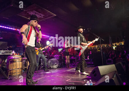 Knoxville, Tennessee, Stati Uniti d'America. Il 18 aprile 2014. Premiato il Duo paese grande e ricca di eseguire al Cotton Eyed Joe nightclub di Knoxville, Tennessee, il 18 aprile 2014. Credito: Marc Griffin/Alamy Live News Foto Stock