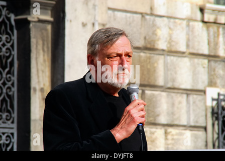 Venezia, 3/29/2014.Gino Strada prende parte all'anti-fascisti manifestazione contro l'ultra-diritto gruppo politico Forza Nuova. Foto Stock