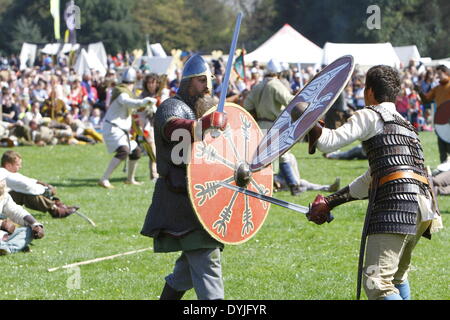 Dublino, Irlanda. Il 19 aprile 2014. Due reenactors vestito da guerriero irlandese e Viking lotta uomo contro l'uomo. I mille anni di anniversario della battaglia di Clontarf tra l'Alto Re Irlandese Brian Boru e una forza di coalizione dai regni di Dublino, il Leinster e i vichinghi è stato celebrato con un fine settimana di reenactments, che ha visto la partecipazione di circa 40.000 visitatori. Credito: Michael Debets/Alamy Live News Foto Stock