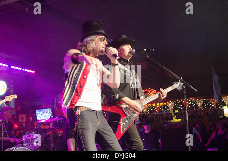 Knoxville, Tennessee, Stati Uniti d'America. Il 18 aprile 2014. Premiato il Duo paese grande e ricca di eseguire al Cotton Eyed Joe nightclub di Knoxville, Tennessee, il 18 aprile 2014. Credito: Marc Griffin/Alamy Live News Foto Stock