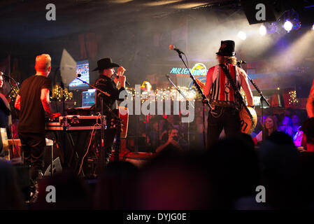 Knoxville, Tennessee, Stati Uniti d'America. Il 18 aprile 2014. Premiato il Duo paese grande e ricca di eseguire al Cotton Eyed Joe nightclub di Knoxville, Tennessee on April 18, 2014 di fronte a migliaia di appassionati di credito: Marc Griffin/Alamy Live News Foto Stock