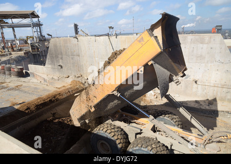 Una volvo mining dump carrello ossido di rame minerale in un frantoio in una grande miniera a cielo aperto in Zambia. Foto Stock