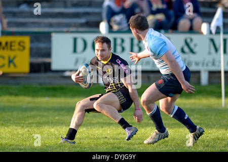 Ballyclare, Regno Unito. - 19/Apr/2014 : Hawick RFC, Mansfield Park re della 7s 2014, Rnd 3, 'La Royal Bank of Canada " Hawick Sevens didascalia: Melrose Austin Lockington, passa per una prova per la vittoria in finale contro Edimburgo Accies punteggio finale 24 - 17 Credito: Rob grigio/Alamy Live News Foto Stock