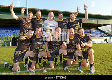 Ballyclare, Regno Unito. - 19/Apr/2014 : Hawick RFC, Mansfield Park re della 7s 2014, Rnd 3, 'La Royal Bank of Canada " Hawick Sevens didascalia: Melrose capitano Andrew Skeen, con il trofeo, una giubilante vincente squadra in finale, il primo Melrose win 1974 punteggio finale 24 - 17 Credito: Rob grigio/Alamy Live News Foto Stock