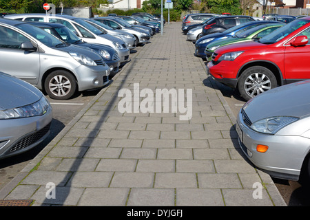 Consiglio di Basildon azionato Pay & display shoppers parcheggio dietro Billericay Essex shopping High street cars in alloggiamenti per parcheggio accanto a Percorso England Regno Unito Foto Stock