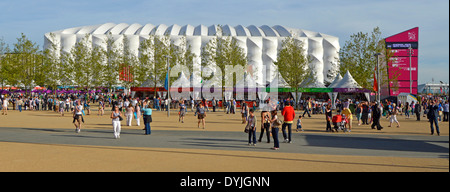 I visitatori di Giochi Paralimpici presso il London 2012 Olympic Park e di fronte al basket Arena eventi centro Foto Stock