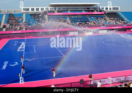 Riverbank Arena a Londra 2012 Olympic Park Paralympic Games spruzzatura d'acqua su erba blu artificiale per 7 a parte il calcio a Hackney Wick Inghilterra UK Foto Stock