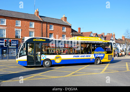 Stratford upon Avon park and ride diesel ibrido elettrico servizio bus attraversando scatola Foto Stock