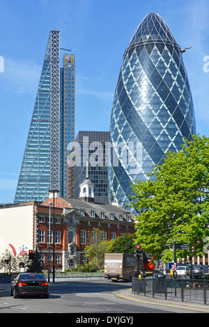 Gherkin Office Block Landmark Building & Leadenhall Cheese Grater grattacielo in City of London Sir John Cass School in primo piano Aldgate Inghilterra UK Foto Stock