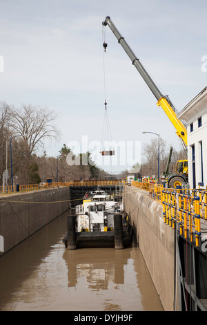 Il Champlain Canal è parte dello Stato di New York il sistema di canale, questo blocco è C6 a Fort Miller, NY, durante operazioni di dragaggio. Foto Stock