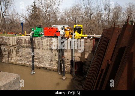 Il Champlain Canal è parte dello Stato di New York il sistema di canale, questo blocco è C6 a Fort Miller, NY, durante operazioni di dragaggio. Foto Stock